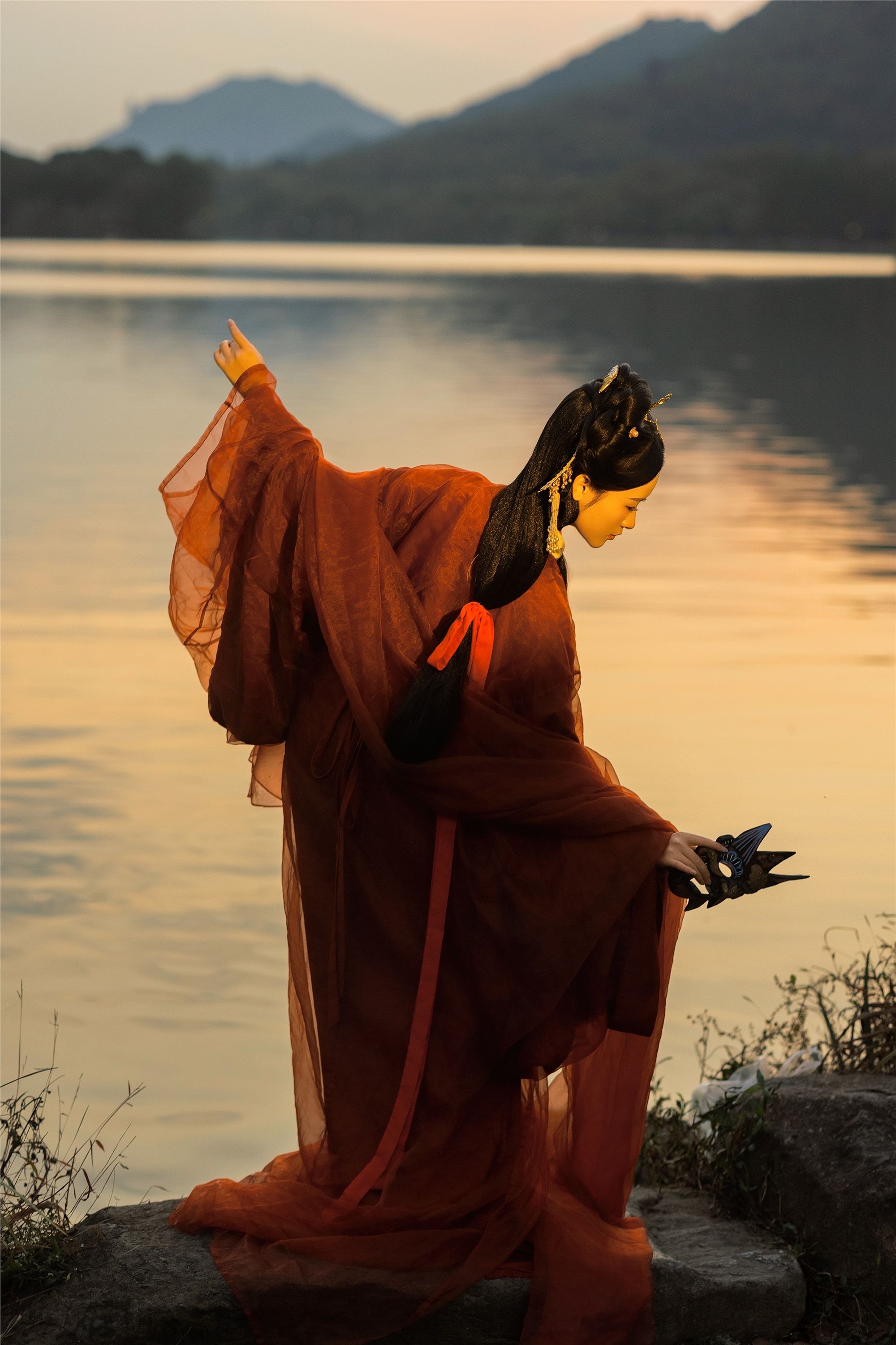 YITUYU艺图语 2025.01.27 落日熔金 江月月月